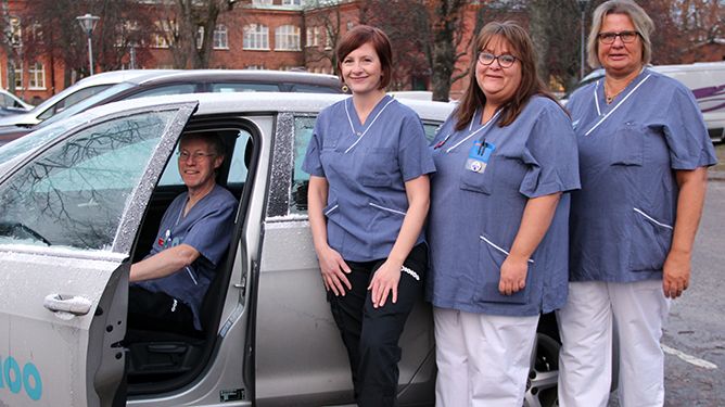 Mobila medarbetare på väg att göra hembesök. Från vänster: Gabriel Ekman (läkare), Åsa Sjölin (sjuksköterska), Helena Nielsen (sjuksköterska) och Susanne Ehlin Enström (sjuksköterska).