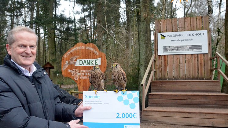 Freuen sich gemeinsam: Torsten Klinger (1. Vorsitzender Förderungsverein Wildpark Eekholt e.V.) mit den beiden Turmfalken „Frida“ und „Freddy“