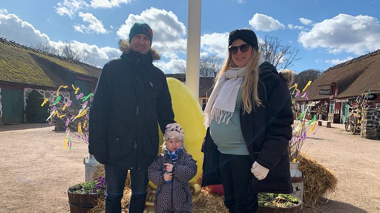 Pappa Jonas och mamma Sofie tillsammans med dottern Alice som firar sin födelsedag i Skånes Djurpark.