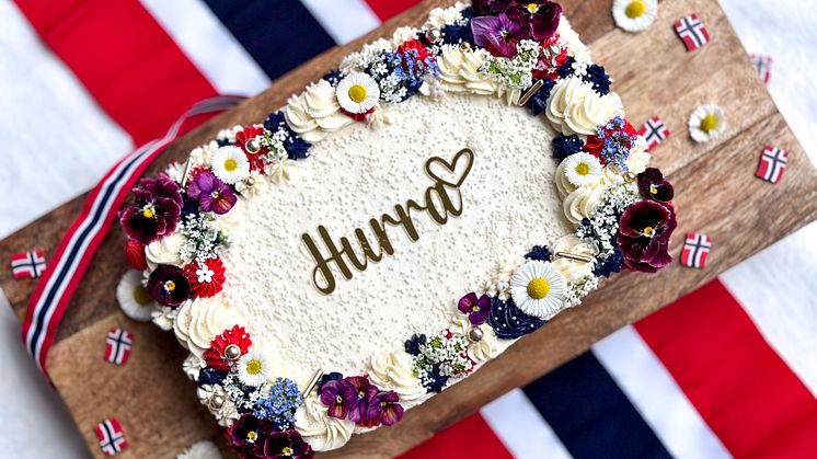 SPISELIGE BLOMSTER: Rookiecakes har laget en nydelig gulrotkake med spiselige blomster til 17.mai-feiringen. Foto: Gina Alexandra Robles