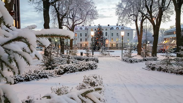 Den klassiska julmarknaden runt Nya torget i Mariestad brukar locka mycket folk. 