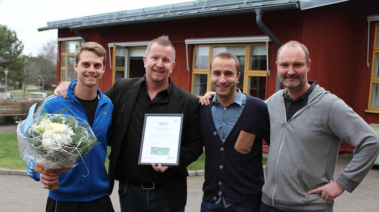 Klass 7F vann resa till Paris; stolt klassföreståndare Fredrik Bäck tar emot priset