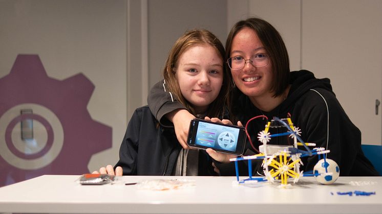 Freja Ferdén Lindholm och Tyra Tingler bekantar sig med Mechantronics. Foto: Eva Lönn