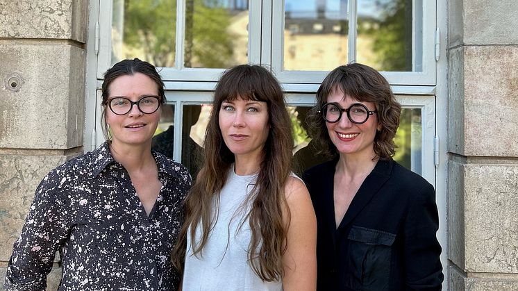 Konstnär Anna Odell (mitten) med Erika Sigvardsdotter och Ylva Söderfeldt på Centrum för medicinsk humaniora. Foto: Uppsala universitet