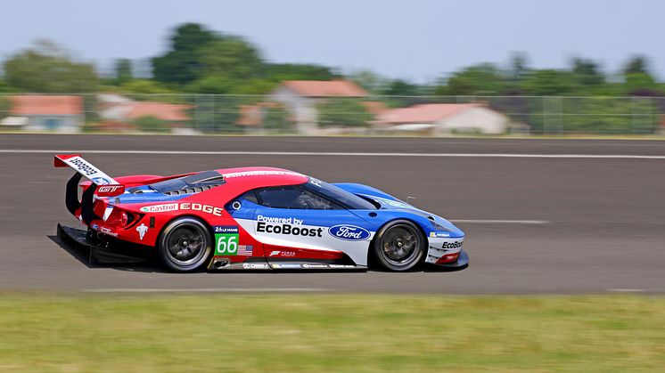 Ford GT i racertrim indtager World Endurance Championship på Silverstone-banen i april 2016