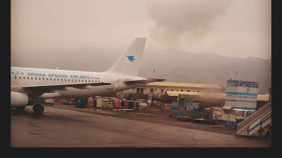 En bild tagen av en svensk gränspolis i samband med en verkställd utvisning till Afghanistan. När flygplanet skulle lämna Kabuls flygplats detonerade en bomb vid entrén till flygplatsen (rökmolnet från explosionen syns på bild). Foto: Privat.