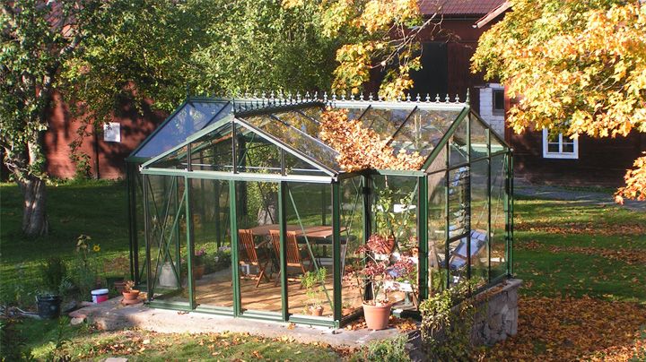 Växthuset ska vara tryggt och säkert för såväl dig som dina växter många år framöver, och därför är det viktigt att du säkrar det mot väder och vind. 