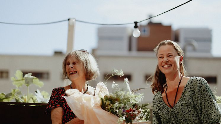 Kari Gåtvatn (til venstre) vinner pris, Stina Mehus, styreleder i Økologisk Norge (til høyre)