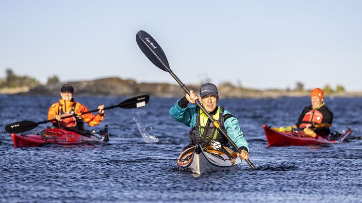 Kajakpaddling är en populär aktivitet i Roslagens vackra skärgård. Här vid Gisslingö öster om Rävsnäs. Foto: Henrik Trygg.