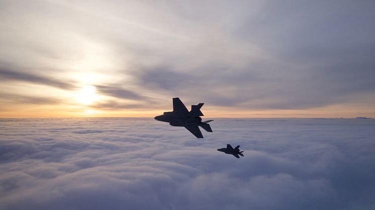 2 norske F35 flyr inn i solnedgangen.
