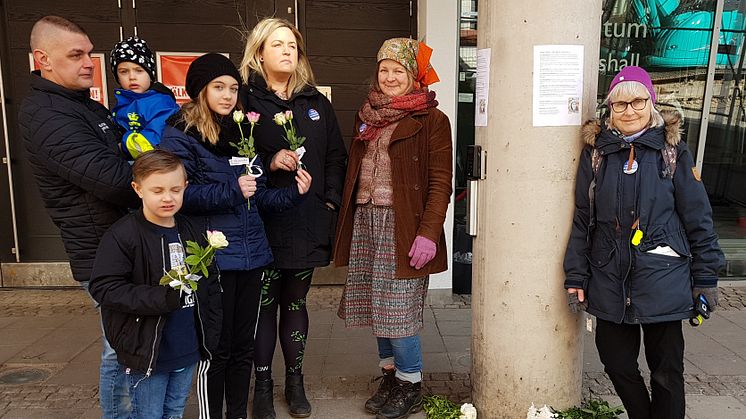 En hel familj lade ner blommor utanför s-kongressen.