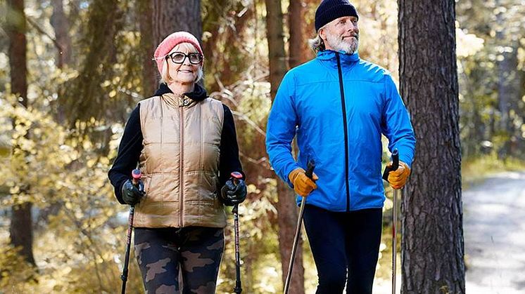 Förstår hon inte att jag bara bryr mig om henne? Hon tror inte att influensan biter på henne. Absolut. Hon är bara 65 år och rätt vältränad. Men träning och gröna smoothies skyddar inte mot allt. Immunförsvaret blir trots allt bara svagare med åren.