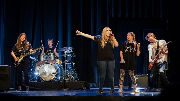 Bruken Foreningen i Fredrikstad har fått støtte til bandutstyr til sin rockeskole fra Sparebankstiftelsen DNB. (Foto: Julianne Leikanger).