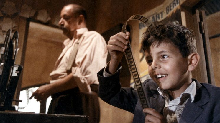 ”Cinema Paradiso” - en film om vänskapen mellan en filmmaskinist och en filmintresserad liten pojke på den italienska landsbygden.