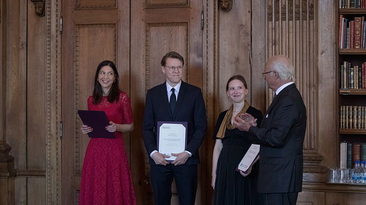 Kungen gratulerar Vitterhetsakademiens stipendiater Sandra Kottum, Paul Linjamaa och Elisabeth Lutteman som mottog diplom vid en ceremoni i Bernadottebiblioteket på Kungliga slottet. Foto: Björn Strömfeldt/Konstakademien.