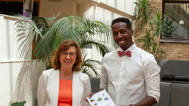 Jean Claude Nzayisenga, Insitutionen för fysiologsik botanik, tillsammans med sin handledare professor Anita Sellstedt. Foto: Anne Honsel