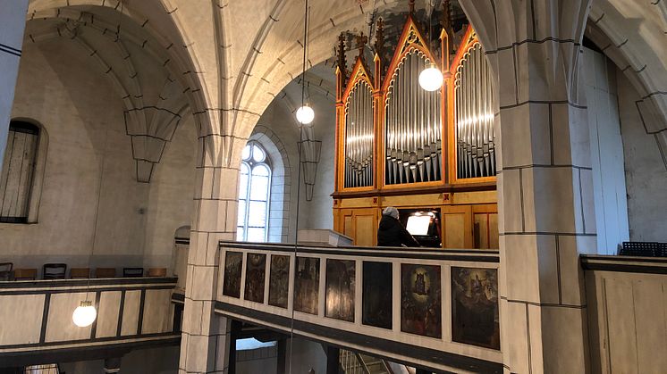 Lena Ruddies an der Geißler-Orgel in der Bergkirche St. Marien in  Eilenburg - Foto: Yvonne Almendinger