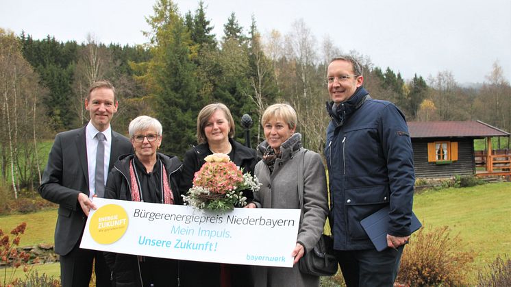 v.l.: Regierungspräsident Rainer Haselbeck, Landrätin Rita Röhrl (Landkreis Regen), Vorjahressiegerin Astrid Jakob, Erste Bürgermeisterin Gaby Wittenzellner (Gemeinde Achslach) und Ingo Schroers, Bayernwerk Netz GmbH (Mitglied der Geschäftsleitung).