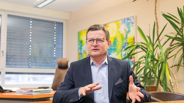 Hermann Aigner, Geschäftsführer Fressnapf Österreich, freut sich über die neuen Mitarbeiter:innen und den Neustart in Klosterneuburg. 