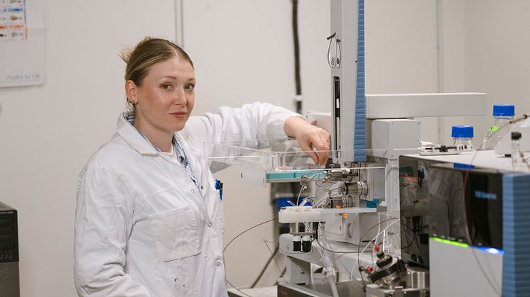 Sofie Björklund, doktorand inom Företagsforskarskolan vid Umeå universitet, har studerat PFAS-ämnen i samarbete med Umeå Energi. Foto: Mattias Pettersson