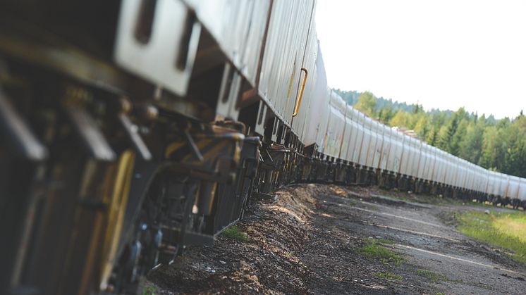 Tvärbanan Arvidsjaur-Jörn är viktig som förbindelselänk mellan de tunga industrierna vid kusten och inlandsbanan, om den rustades upp skulle mer godstrafik kunna transporteras på inlandsbanan