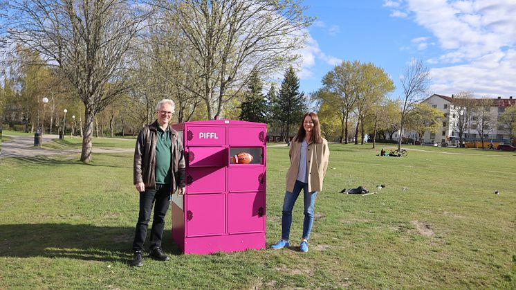 Peter Götlind, intendent på Uppsala Universitet och Cilla Karlsson, fastighetsförvaltare på Akademiska Hus vid Piffls box på Ekonomikum i Uppsala.