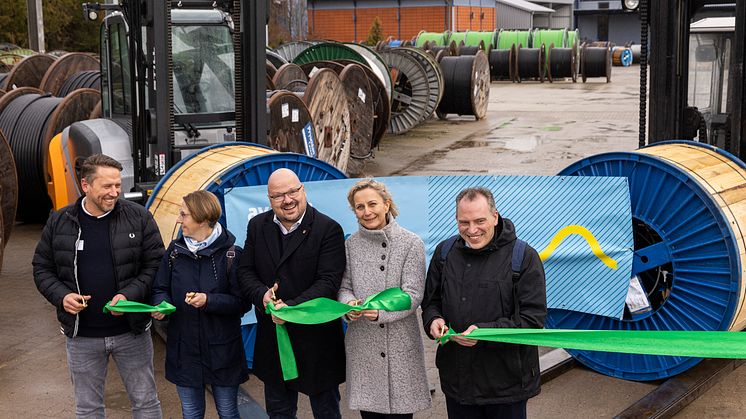 Gemeinsam eröffnen (v. l.) Avacon-Bauprojektleiter Hendrik Franke, Silke Pohl, Allgemeine Vertreterin der Stadt Laatzen, Bürgermeister Kai Eggert, Avacon-Vorständin Marit Müller und und Jörg Sporleder, designierter Stadtrat das neue Zentrallager