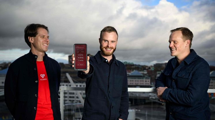 Bildtext: Från vänster: Acorais grundare Kasper Bourdette, Jakob Gelberg och Filip Peters, som  får ta emot årets Athenapris för utvecklingen av Acorai Heart Monitor. Foto: Mathilda Ahlberg/Bildbyrån