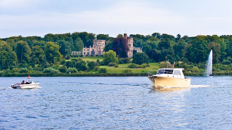 Boote vor Schloss Babelsberg in Potsdam (TMB-Fotoarchiv/Yorck Maecke)