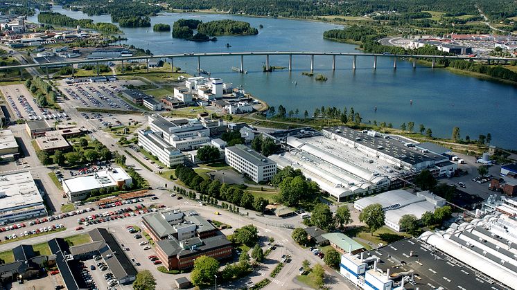 Göta Älv rinner förbi utanför GKN:s fabriksområde mot sin väg till Hojums kraftstation.