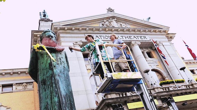 Teatersjef Hanne Tømta henger kransen på Ibsen-statuen under Ibsenfestivalen 2016. Foto fra den nye dokumentarfilmen om Ibsenfestivalen.