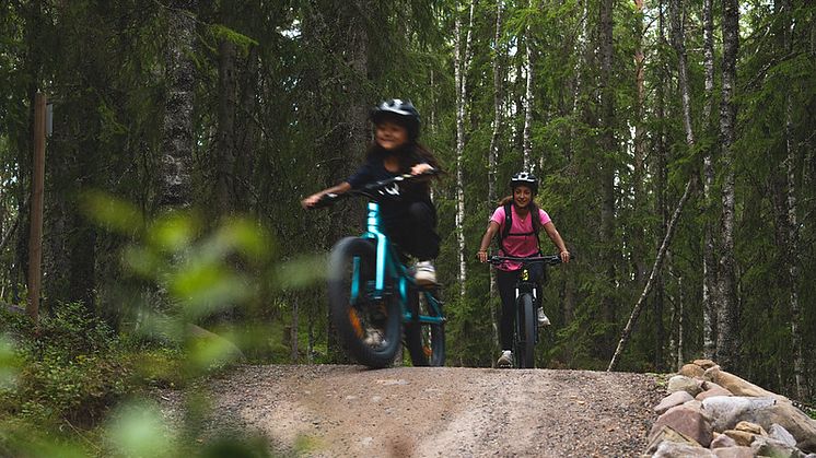 Mamma barn stigcykling Sälen.jpg