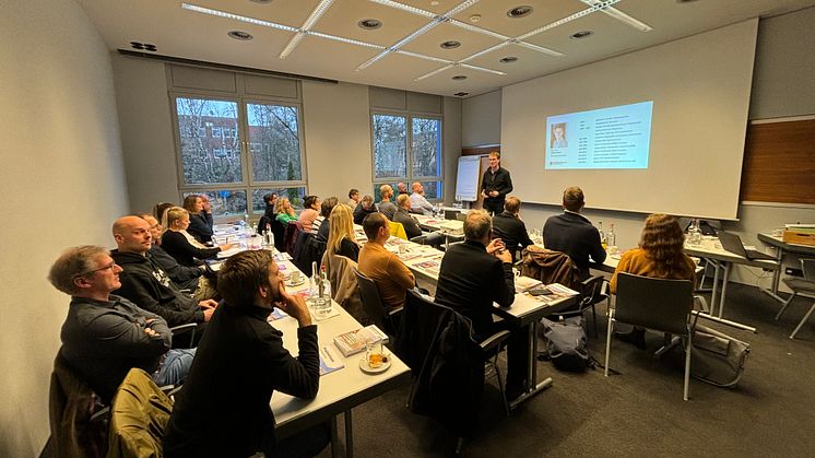 Holger Meyer, Autor des Kompendiums „Konstruktionshilfen Holzbau“, vermittelte den Architekten bei der hagebau-Schulung „Nachhaltiges Bauen mit Holz“ viel praktisches Wissen für ihre tägliche Arbeit. Foto: hagebau (Abdruck honorarfrei)