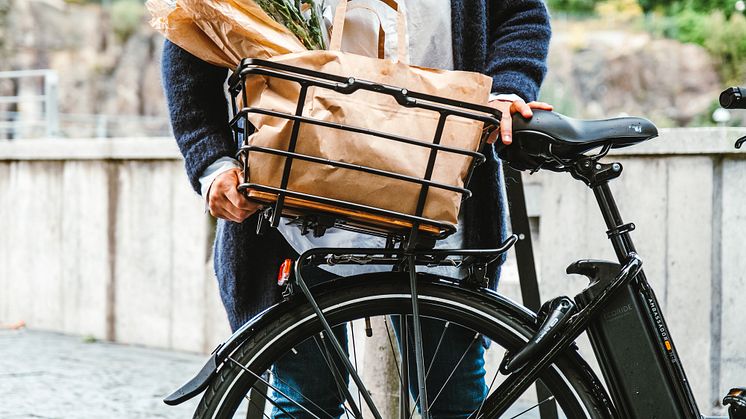 Komplettera din elcykel med smarta korgar och väskor för enklare förflyttning 