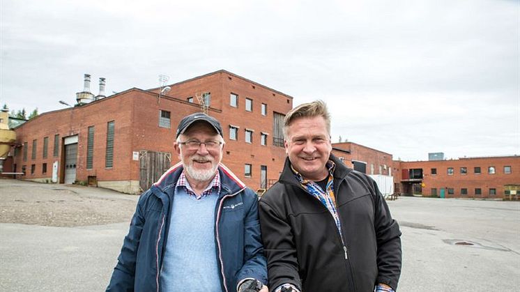 EnviGas anläggning i Bureå inryms i MoDos före detta fabrikslokaler. På bilden Harry Johansson & Håkan Holmberg