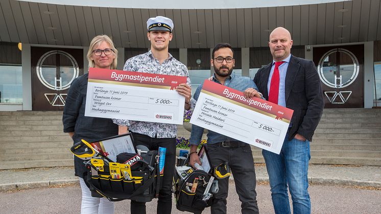 På bilden: Anna Torssander (rektor Hushagsgymnasiet), Wilgot Orr, Hossein Haidari och Niclas Ericsson (platschef Bygma Borlänge). Foto: Patrik Lindström