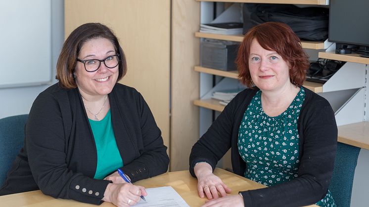 Malin Westling, förvaltningschef vid utbildningsförvaltningen, Piteå kommun, signerar ULF-avtalet tillsammans med Maria Löfgren, rektor på Lärarhögskolan vid Umeå universitet. Fotograf: Ulrika Bergfors