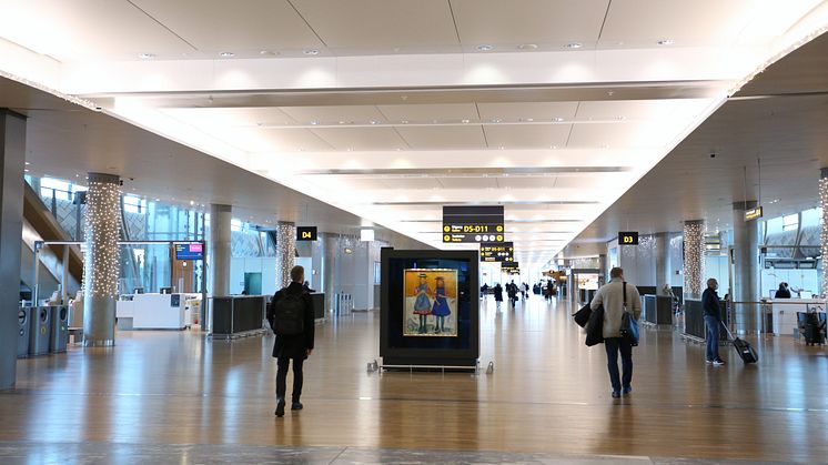 Reisende på Gardermoen kan nå få oppleve originale Munch-verk. Verkene som vises er ikoniske: To småpiker med blå forklær (1904 – 05) og en av Munchs originale litografiske steiner med motivet, Sløret (1913 – 15)Foto: Line Haugland