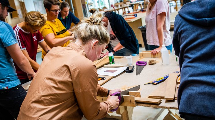 En skolelærer fra Favrskov er i gang med at bygge sit modelhus.