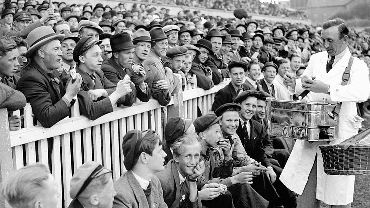 Försäljning av varmkorv på Gamla Ullevi, 1939. Fotograf: okänd, Hjörnearkivet. 