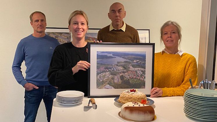 Produktionschef Michael Ekfeldt, projektledare Marina Gore, bostadsrättsekonom Kjell Hågbäck och kundansvarig säljare Sara Vilhelmsson firar försäljningen av det sista BoKlok-hemmet i Mariefred.