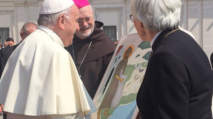 Biskop Anders Arborelius och ärkebiskop Antje Jackelén tillsammans med påve Franciskus i Rom idag. Foto: Kristina Hellner