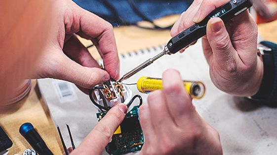 Laga elektronik på filmfestivalen. Mad Maxed Makerspace söndag 27 januari.