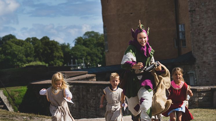 På bilden syns Fanny Reje Franzén i rollen som gycklare på Barnens Slott. Foto: Ludvig Gropp.