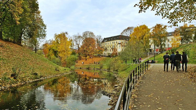 Folk som går langs Akerselva i Oslo en høstdag.