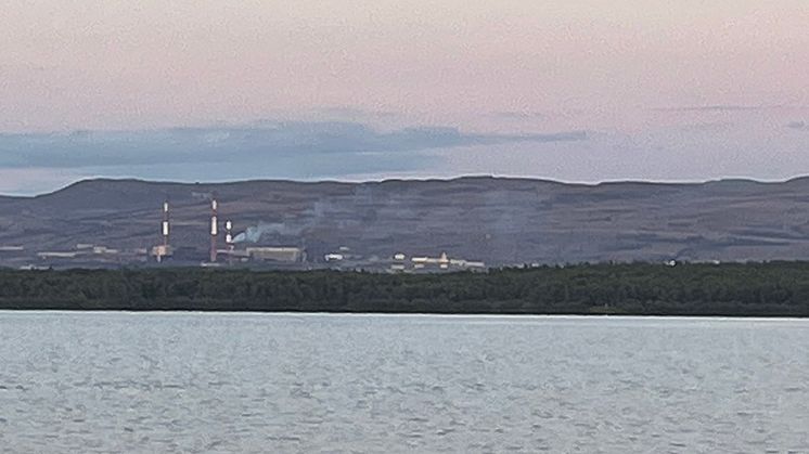 Nikelverket uten utslipp. Skorsteinen og røyken man ser er varmekraftverket i Nikel. De fyrer med mazut, en form for seig, svovelholdig tungolje. Fotograf: Marius Andersen