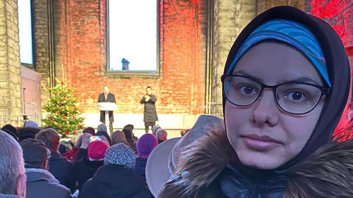 Maryam Hosseini lyssnar till Stefan Löfven i Visby.