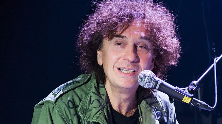 Magnus Ugglas succéföreställning ”Hallå! Popmusik, kickar å kläder” kommer till Linköping