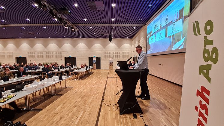 Koncernchef Henning Haahr præsenterer Danish Agro koncernens regnskab for 2022 på regionsmøde.