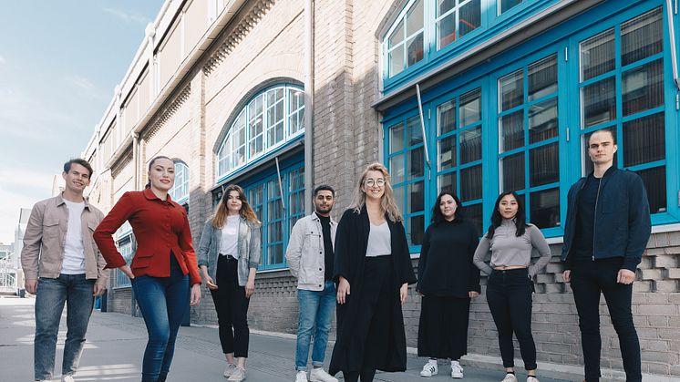 Från vänster i bild:  Viktor  Nordling, Mika Lindblad, Linnea Lundmark, Mohammad Mohammad, Ami Olin Nordenmarker, Matilda Thorup, Linn Thomessen, Petter Henfridsson. Fotograf:  Bea Holmberg.